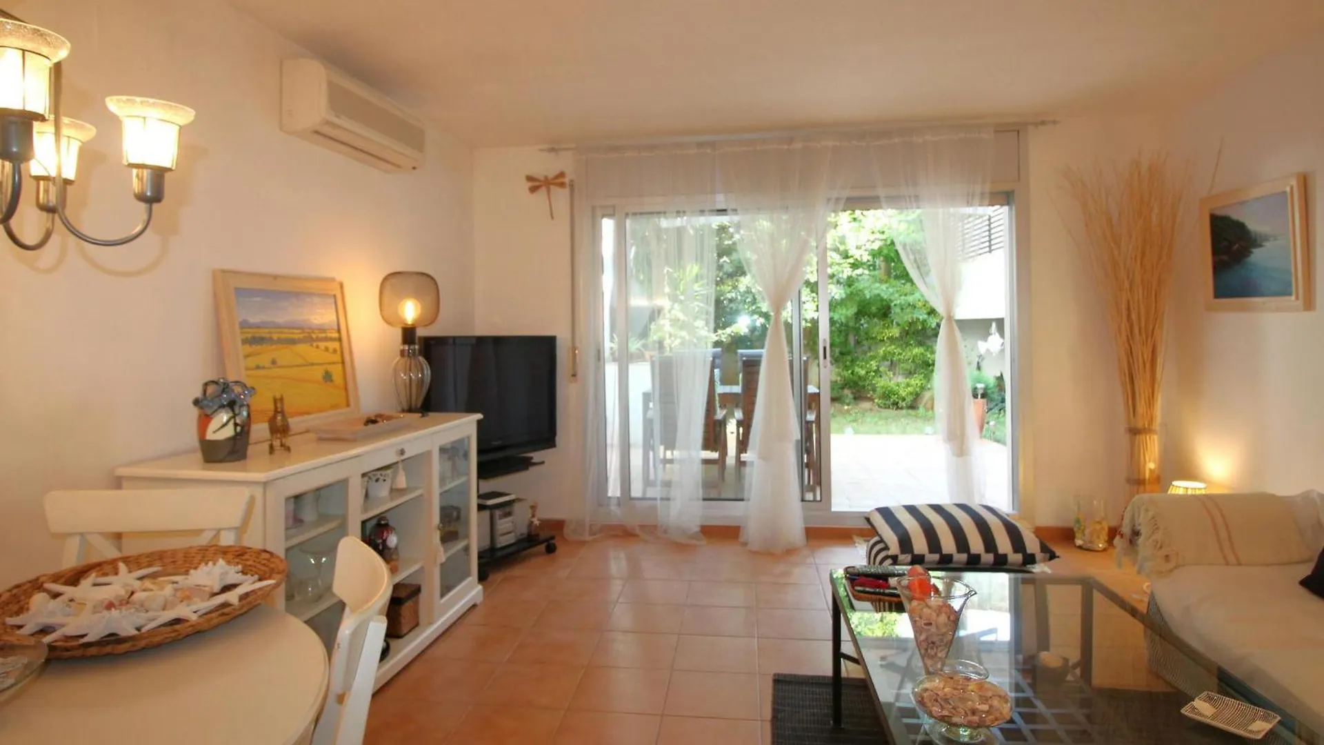 Apartamento Acogedor Con Gran Patio-Jardin, A 300M De La Playa De La Farella, Llanca. - Es-228-190 Llanca