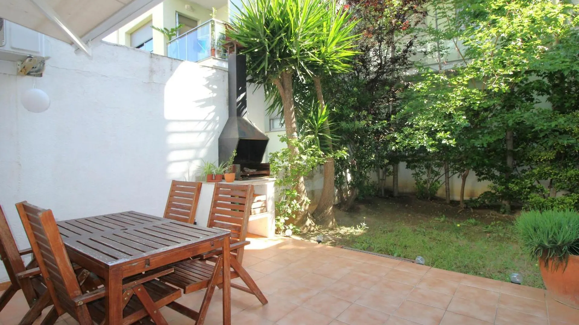 Apartamento Acogedor Con Gran Patio-Jardin, A 300M De La Playa De La Farella, Llanca. - Es-228-190 0*, Llanca