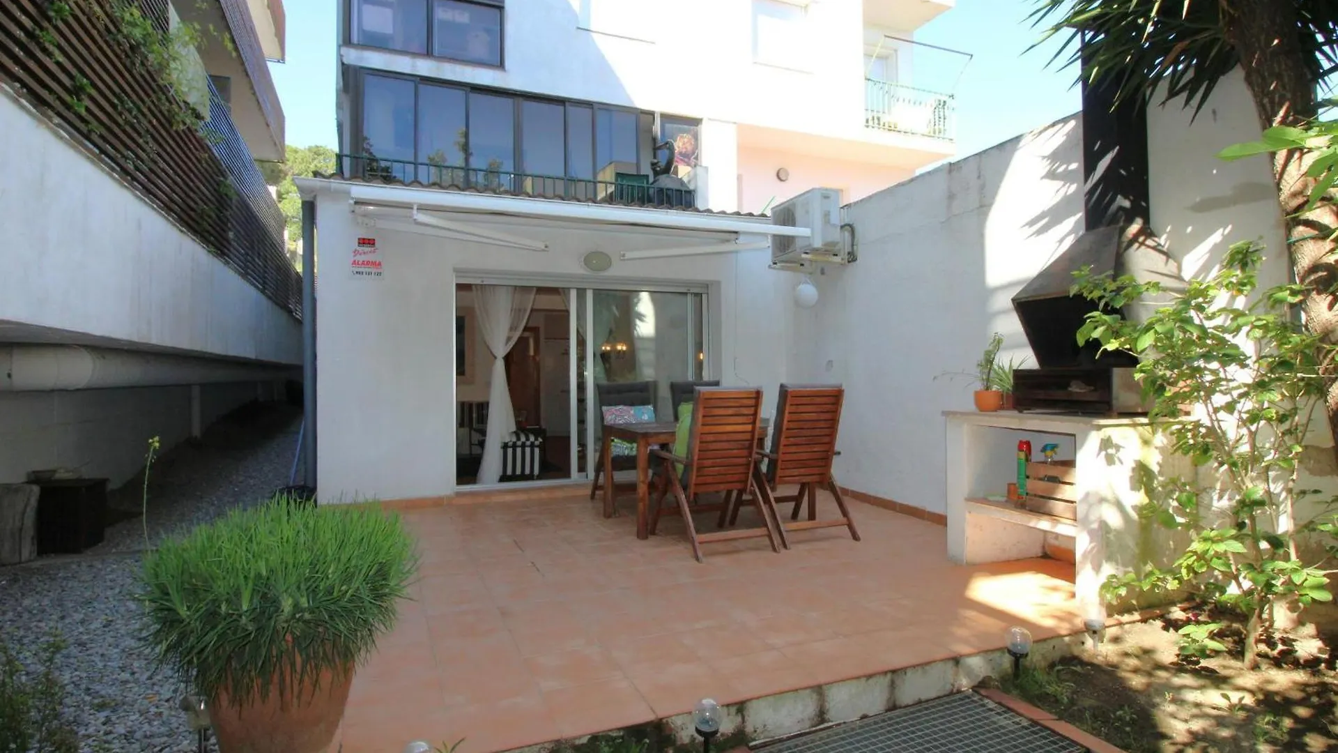Apartamento Acogedor Con Gran Patio-Jardin, A 300M De La Playa De La Farella, Llanca. - Es-228-190
